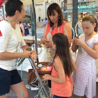 Animation sur la lavande, confection de fuseaux de lavande Animation sur la lavande, confection de fuseaux de lavande