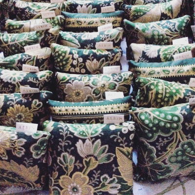 Travail à façon sachets de lavande, pour Aerin Travail à façon sachets de lavande, pour Aerin