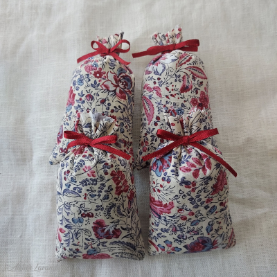 Sachet de lavande de Provence avec tissus imprimé motif floral Sachet de lavande de Provence avec tissus imprimé motif floral