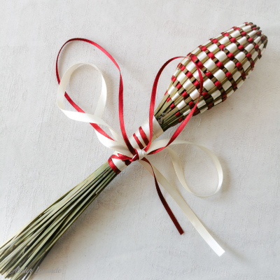 Fuseau de lavande de Provence bicolore, ruban Rouge Rubis et blanc Fuseau de lavande de Provence bicolore, ruban Rouge Rubis et blanc