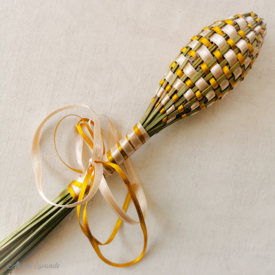 Fuseau de lavande de Provence bicolore, ruban beige et jaune or Fuseau de lavande de Provence bicolore, ruban beige et jaune or