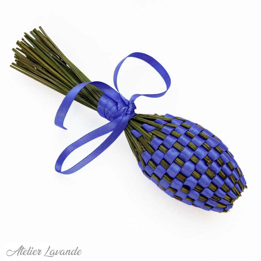 Fuseau de lavande de Provence avec ruban satin bleu Lazulite Fuseau de lavande de Provence avec ruban satin bleu Lazulite