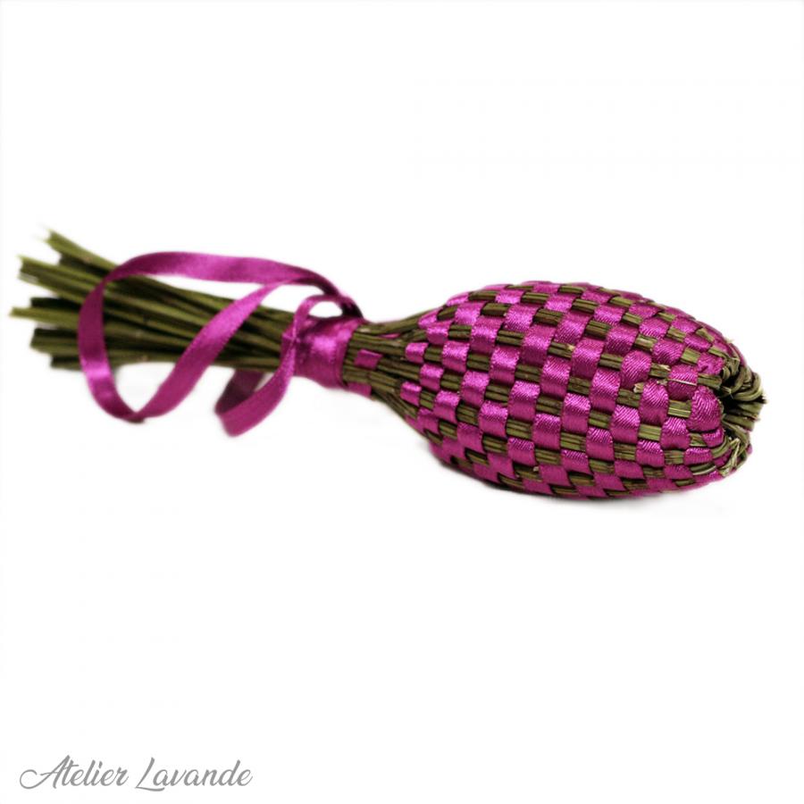 Fuseau de lavande de Provence avec ruban satin couleur Fushia Fuseau de lavande de Provence avec ruban satin couleur Fushia