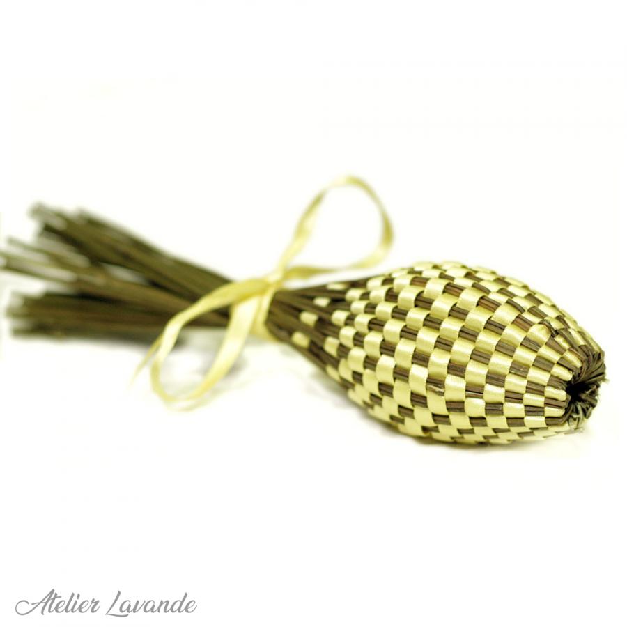 Fuseau de lavande de Provence avec ruban satin couleur Jaune Pâle Fuseau de lavande de Provence avec ruban satin couleur Jaune Pâle